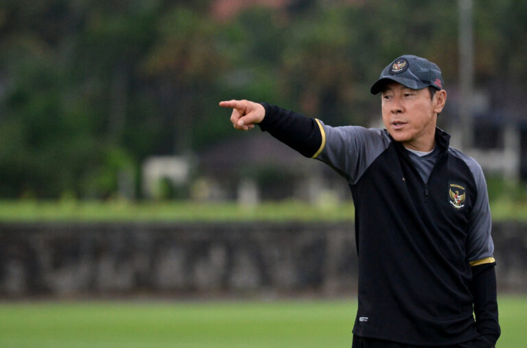 Pelatih Tim Nasional Indonesia Shin Tae-yong memberikan instruksi saat memimpin latihan perdana dalam pemusatan latihan di Training Ground Bali United, Pantai Purnama, Gianyar, Bali, Senin (28/11/2022).