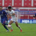 laga-arema-fc-melawan-persis-solo-pada-pekan-ke-14-liga-1-20242025-di-stadion-gelora-soeprijadi-blitar-jawa-timur-kamis-121220_169