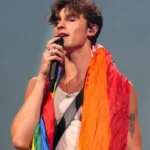 shawn-mendes-kalungkan-bendera-lgbt-tunjukan-jati-diri-sebenarnya-sebagai-seorang-gay64