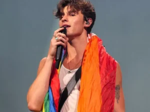 shawn-mendes-kalungkan-bendera-lgbt-tunjukan-jati-diri-sebenarnya-sebagai-seorang-gay64