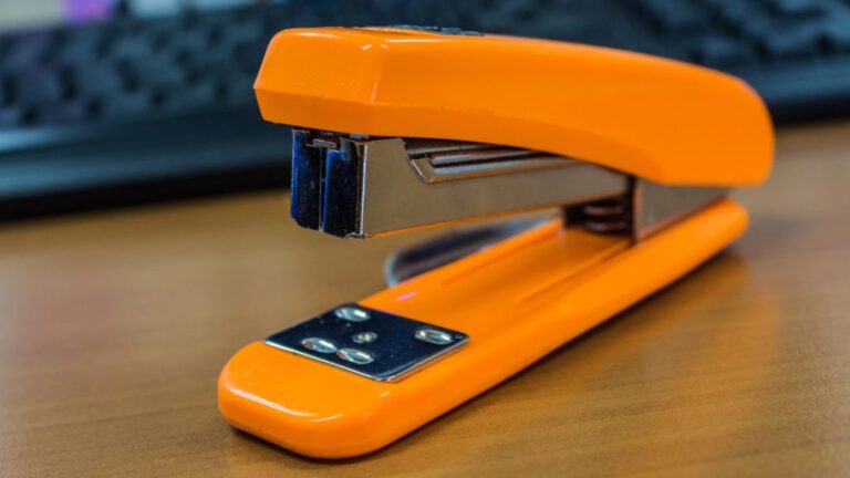 Solusi-Printing-Apa-Itu-Stapler-Ternyata-Beda-dengan-Staples-Loh-1600px-x-675px--1024x576 (1)