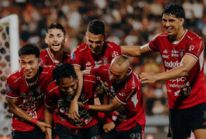 para-pemain-bali-united-ikut-merayakan-gol-yang-dicetak-peny-ozb6