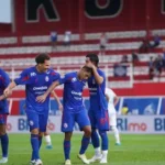 088566600_1734787208-Para_pemain_arema_melakukan_selebrasi_setelah_Salim_Tuharea_mencetak_gol_pertama_ke_gawang_PSBS