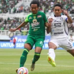 091831600_1732269409-Persebaya_vs_Persija_1_Kadek_Raditya_vs_Rizky_Ridho__1_