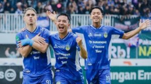 71231-selebrasi-rafinha-usai-mencetak-gol-ke-gawang-psps-pekanbaru