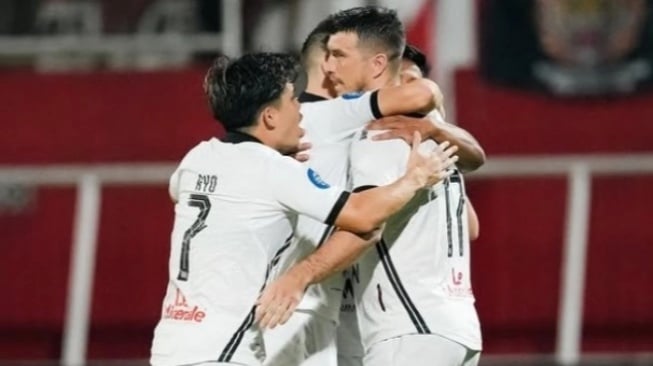 56475-selebrasi-ondrej-kudela-bersama-pemain-persija-lainnya-usai-mencetak-gol-di-awal-laga