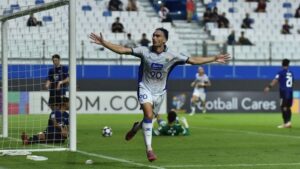 andrew-jung-usai-mencetak-gol-ke-gawang-bangkok-united-1759327611408_169