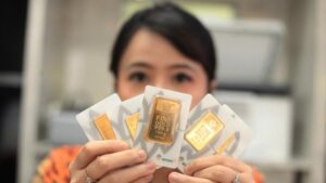 harga-emas-antam-tembus-rekor-tertinggi-sentuh-rp238-juta-per-gram-1760532607126_169