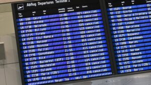 layar-menampilkan-penerbangan-yang-dibatalkan-di-bandara-munich-setelah-kedua-landasan-pacu-di-bandara-munich-ditutup-pada-jum-1759567643813_169