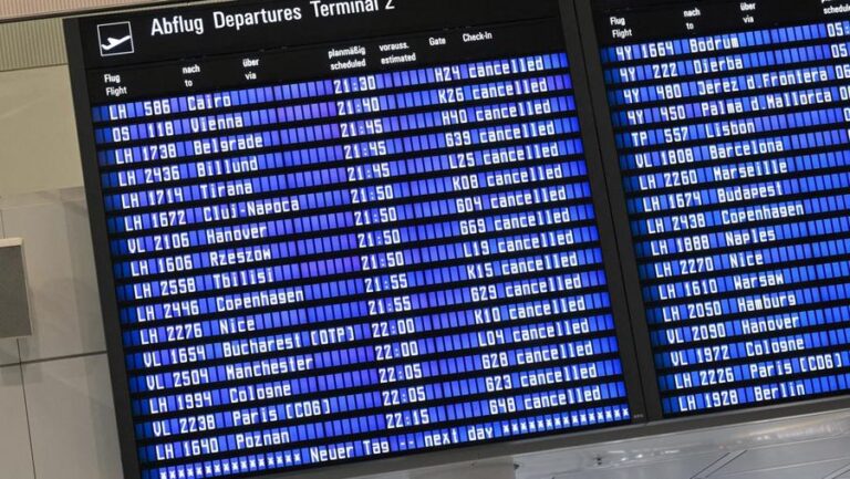 layar-menampilkan-penerbangan-yang-dibatalkan-di-bandara-munich-setelah-kedua-landasan-pacu-di-bandara-munich-ditutup-pada-jum-1759567643813_169