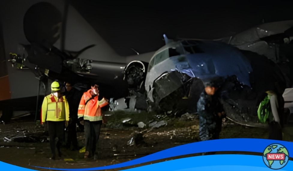 Pesawat Militer Angkut Tumpukan Uang Jatuh