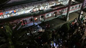 Evakuasi Kecelakaan Kereta Bekasi Timur Berlangsung Dramatis