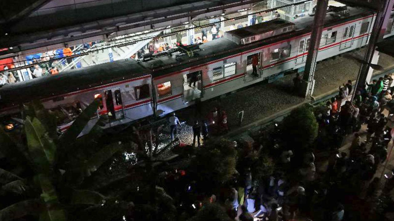 Evakuasi Kecelakaan Kereta Bekasi Timur Berlangsung Dramatis